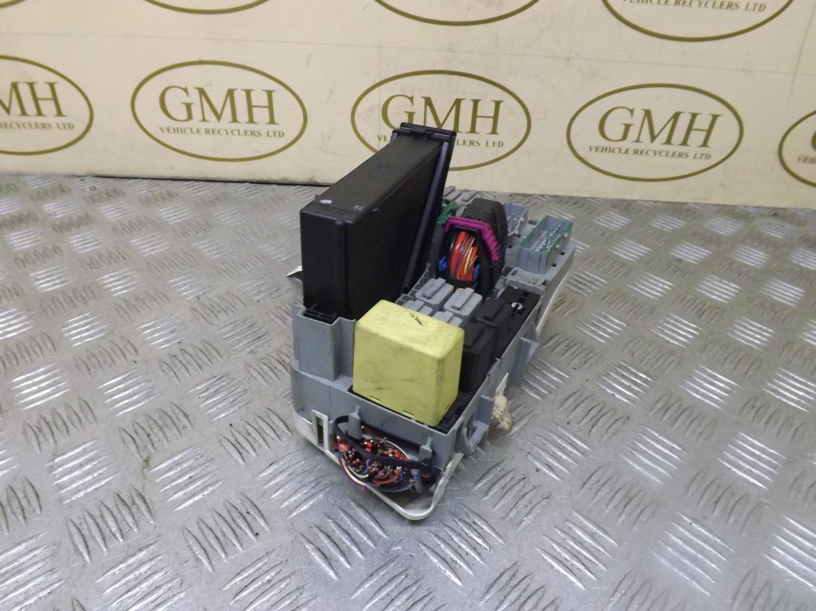 VAUXHALL CORSA 1.2 PETROL FUSE BOX INTERIOR & LOCKING ECU 330518684