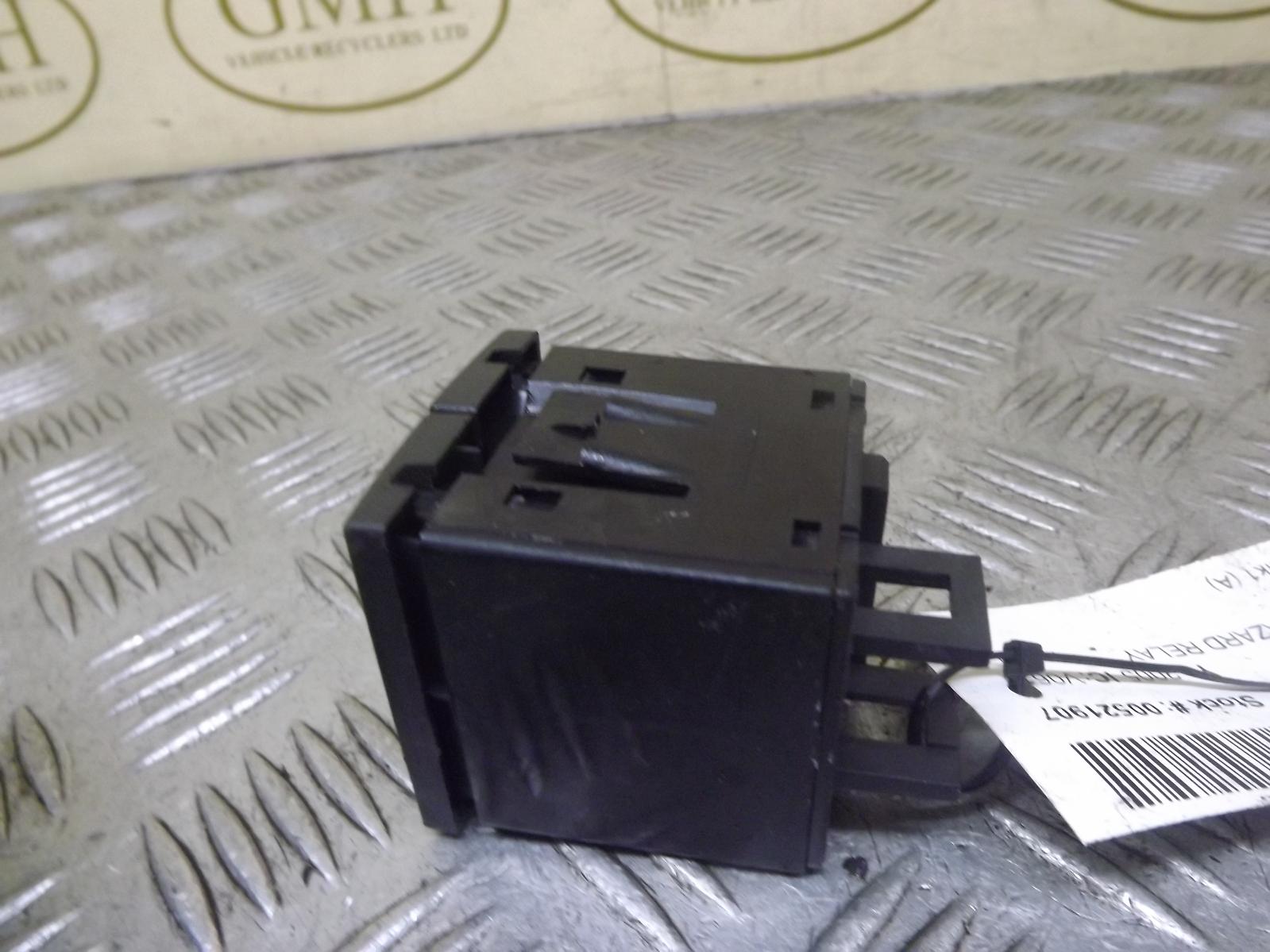 VAUXHALL MERIVA FLASHER / HAZARD WARNING SWITCH RELAY 93 332 970 2002