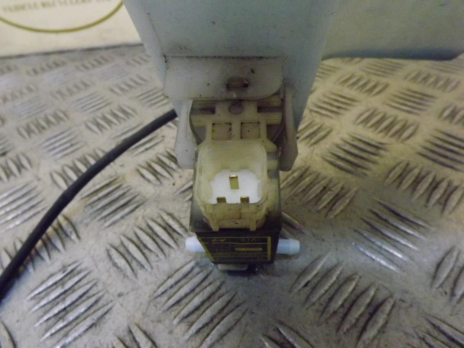 KIA CEED WINDSCREEN WASHER BOTTLE WITH PUMP 3 PIN PLUG 20072013± eBay